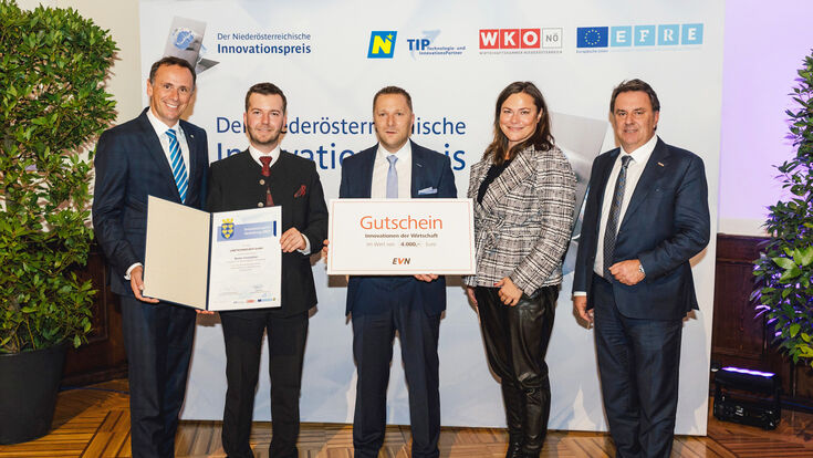 © LINETECHNOLOGY Fünf Menschen bei Preisverleihung