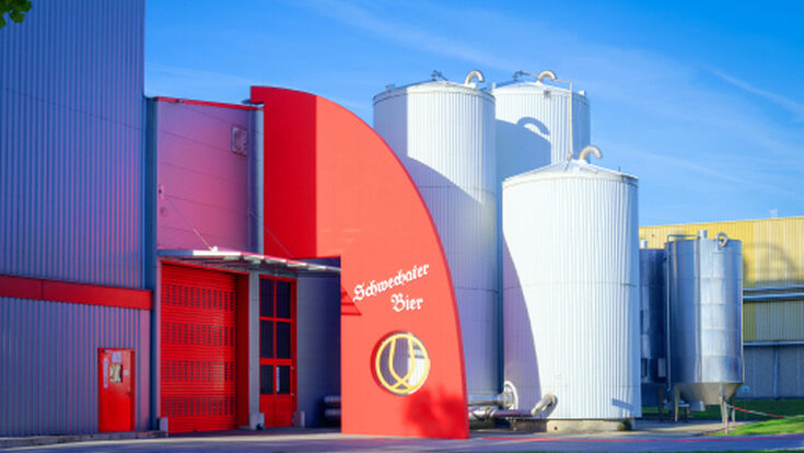 © Brau Union ?sterreich BILD zu OTS - In der Brauerei Schwechat werden 24-er Dosen Trays mit einer Recycling-Folie verpackt, dadurch werden 67 Tonnen Plastik pro Jahr eingespart.