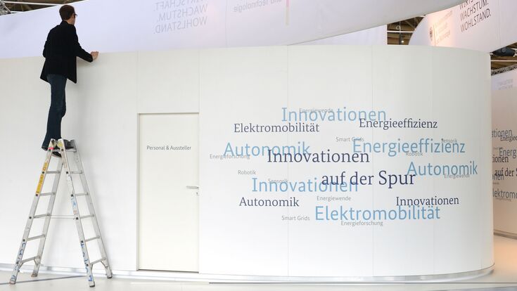 © Fotolia Aufmacher HMI Hannover Messe Neugier Stehleiter Leiter