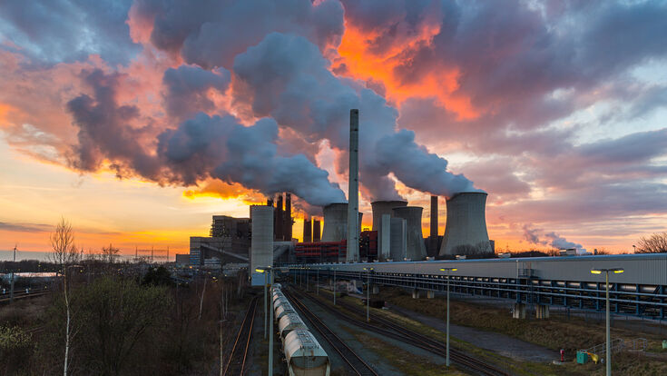© rcfotostock - Fotolia kohlekraftwerk industrie kraftwerk elektrizitt strom khlturm elektrizittswerk energie sonnenuntergang dampf co2 braunkohlekraftwerk schornstein kohle kohlendioxid beleuchtung umweltverschmutzung wolken braunkohle nrw grevenbroich klimawandel gtherbahnhof nacht neurath dmmerung ruhrpott emission zug treibhausgas