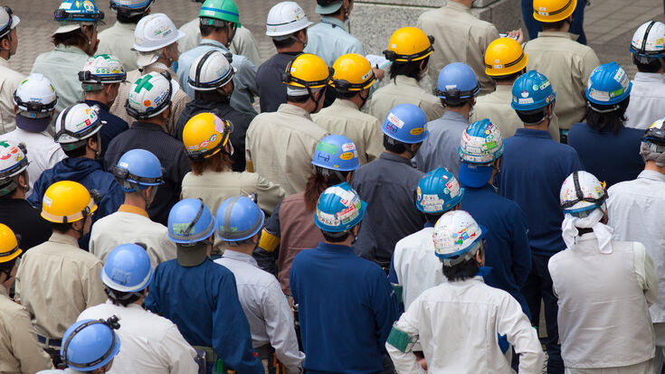 © eyetronic - Fotolia arbeiter fabrikarbeiter gewerkschaft gruppe personen menschen fabrik uniform mnner arbeit leute schutzkleidung schutzhelm reihe asien chinesen china japan japaner arbeitskleidung arbeitsbedingungen angestellt firma unternehmen beschftigte