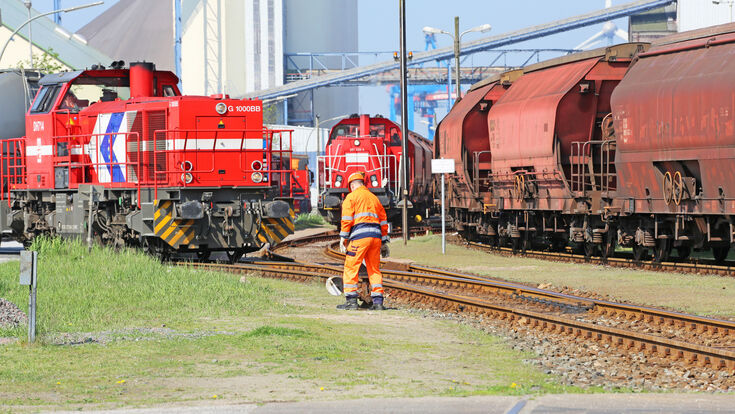 © Kara - Fotolia güterbahn güterzug zug bahn hafen transport gtertransport schiene schienen bahnarbeiter lok lokomotive diesellok diesellokomotive dieselhydraulisch dieselhydraulische rangieren rangierdienst gterwagen gterwaggon gterwaggons eisenbahnwagen gter flachwagen loks lokomotiven zge industrie