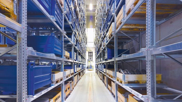 © industrieblick - Fotolia hochregal warenlager warenhaus regal waren gter aufbewahrung lagern depot speicher logistik versand liefern aufbewahren industrie innen industriell gewerbe unetrnehmen gro giga gigantisch hoch paletten kisten tunnel gabelstapler kiste gebude haus architektur interior ausstattung fracht anlage betrieblich firma unternehmen unternehmung handel handeln business grohandel lagerplatz lagerhalle lagerhaus halle