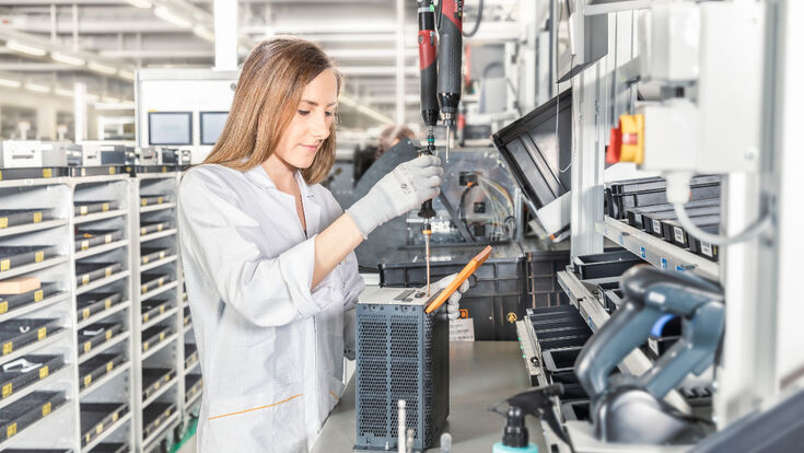 © B&R B&R erweitert die Produktion im Innkreis und sucht mehrere hundert neue Mitarbeiterinnen und Mitarbeiter für eine vorübergehende Extra-Schicht am Wochenende.