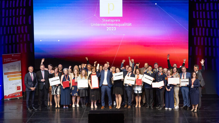 © Anna Rauchenberger www.annarauchenberger.com / Anna Rauchenberger - Wien, Vienna, Austria - 14.06.2023 - qualityaustria Winner´s Conference und Verleihung Staatspreis Unternehmensqualität am Erste Campus. FOTO: Gruppenfoto aller Preisträger:innen des Staatspreis Unternehmensqualität