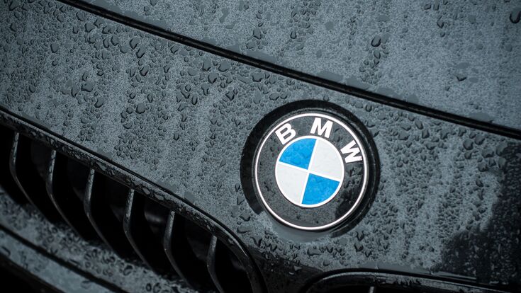 © pixarno - stock.adobe.com Mulhouse - France - 31 October 2019 - Closeup of rain drops on BMW logo on black car front parked in the street