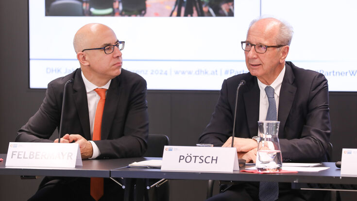 © DHK/Günther Peroutka BILD zu OTS - Prof. Gabriel Felbermayr (Wifo-Direktor) und Hans Dieter P?tsch (DHK Pr?sident) bei der DHK Jahrespressekonferenz 2024f in Wien