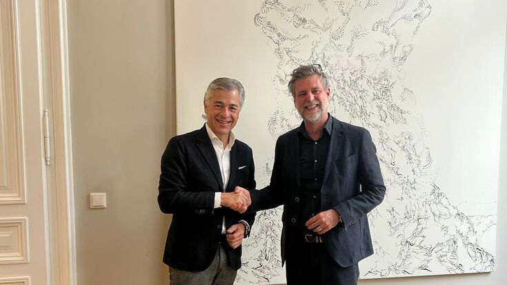 © Schneider Electric Peter Ulm, CEO der Allora Immobilien und Stefan Klepzig, Experte im Bereich Energieeffizienz und Nachhaltigkeit bei Schneider Electric