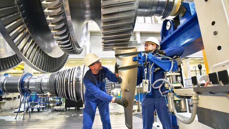 © industrieblick - stock.adobe.com gasturbine, turbine, maschinenbau, industrie, montage, technik, konstruktion, arbeiter, ingenieur, professionell, personen, arbeitskleidung, mann, industriehalle, werk, unternehmen, fabrikation, industriegebäude, mechanik, technisch, technologie, high tech, reparieren, industriemaschine, maschine, industriell, ingenieurwesen, ingenieurwissenschaft, techniker, kaukasier, gruppe, teamwork, teamarbeit, zusammenarbeit, profi, monteur, arbeiten, job, herstellung, produktion, tätigkeit, fertigung, zahnräder, zahnrad, gedtriebe, industriearbeiter, dampfturbine