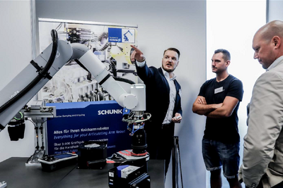 © SCHUNK Mann zeigt Robotikgreifarm
