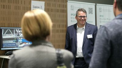 © AT&S/Trampusch Nikolaus Bauer (Mitte) ist der Werksleiter (Director Operations) des neuen Substrat-Kompetenzzentrums in Leoben. Am IPCEI Day leitete er einen Workshop.