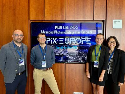 © SAL V.l.n.r.: Mohssen Moridi (Senior Director SAL), Tommaso Cassese (Staff Scientist, Integrated Photonics Technologies), Lisa Kainz (Manager Business Development Microsystems) & Angeline Tee (Senior Manager Microsystems) beim Kick-Off von PIXEurope in Barcelona.